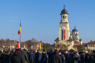 Alba Iulia, Romanya - 01.12.2018: Arka planda katedral bulunan kalabalık