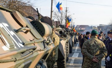 Alba Iulia, Romanya - 01.12.2018: Ulusal Bayram kutlamalarına katılmak için bekleyen zırhlı personel taşıyıcıları