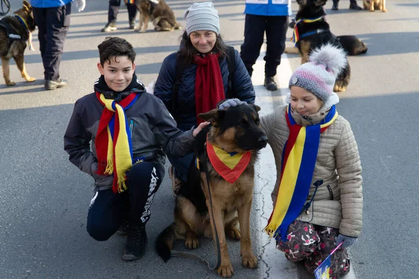 Alba Iulia, Romanya - 01.12.2018: Polis köpeğiyle poz veren çocuklar