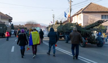 Alba Iulia, Romanya - 01.12.2018: Askeri geçit törenini başlatmak için hafif hava silahlarıyla yürüyen insanlar