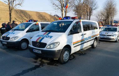 Alba Iulia, Romanya - 01.12.2018: Geçit töreninde polis ve içişleri bakanlığına ait araçlar