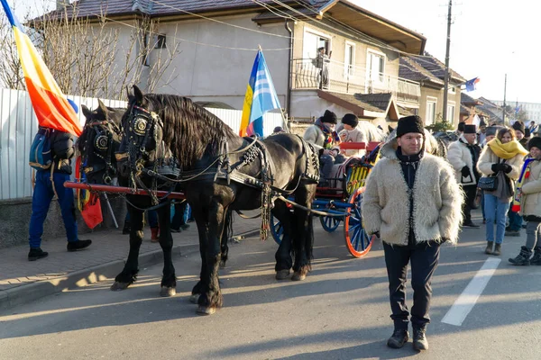 Alba Iulia Rumänien 2018 Mann Traditioneller Kleidung Steht Neben Seinen lizenzfreie Stockbilder