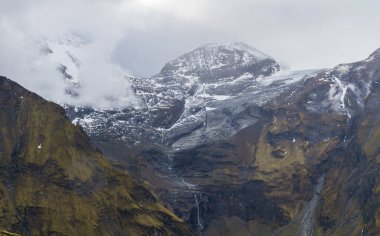 Sonbaharın sonlarında yüksek alp zirvesi