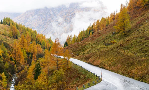 Estrada Atravessando Montanhas Outono — Fotografia de Stock