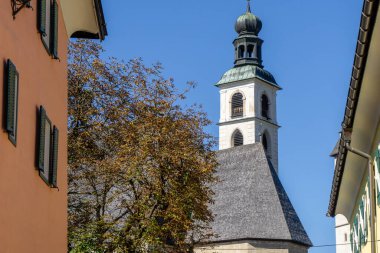 Avusturya 'nın Kitzbuehel kasabasındaki kilise kulesi.