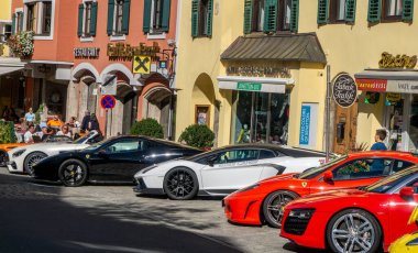 Kitzbuehel, Avusturya - 30.09.2018: Şehir merkezine park edilmiş lüks süper arabalar