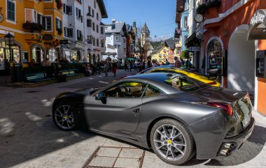 Kitzbuehel, Avusturya - 30.09.2018: Araçlara hayran olan bir süper araba toplantısını ziyaret edenler