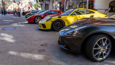 Kitzbuhel, Avusturya - 30.09.2018: Ferrari, Porsche ve Lamborghini tatil beldesi Kitzbuhel 'de