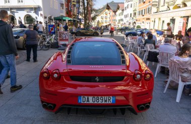 Kitzbuehel, Avusturya - 30.09.2018: Bir kahve dükkanının yanına park edilmiş kırmızı ferrari
