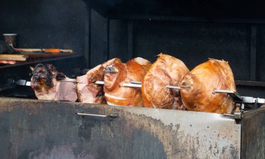 Prag 'da kömür yatağında kızaran et.