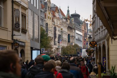 Prag, Çek Cumhuriyeti - 27.10.2018: Çek başkenti, hava veya mevsim ne olursa olsun turistler arasında çok popülerdir