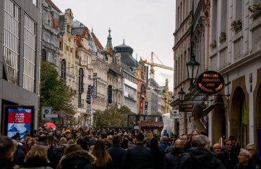 Prag, Çek Cumhuriyeti - 27.10.2018: Çek Cumhuriyeti 'nin başkentinin merkezinde dünyanın dört bir yanından ziyaretçiler