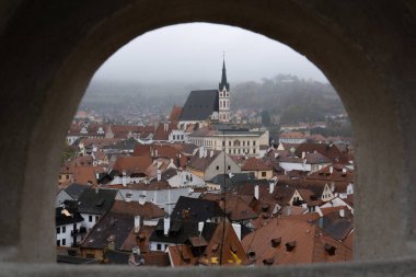 Cesky Krumlov Katedrali kalenin penceresinden görülüyor.