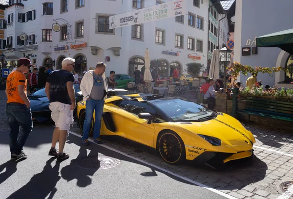 Kitzbuehel Αυστρία 2018 Άνθρωποι Θαυμάζουν Μια Κίτρινη Lamborghini Aventador — Φωτογραφία Αρχείου