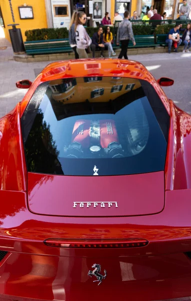 Kitzbuehel Αυστρία 2018 Μια Φωτεινή Κόκκινη Ferrari Διαφανές Κάλυμμα Κινητήρα — Φωτογραφία Αρχείου