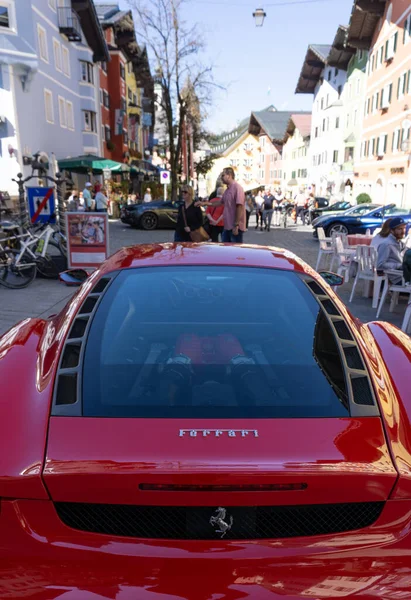 Kitzbuehel Αυστρία 2018 Κόκκινη Ferrari Παρκαρισμένη Στο Δρόμο — Φωτογραφία Αρχείου