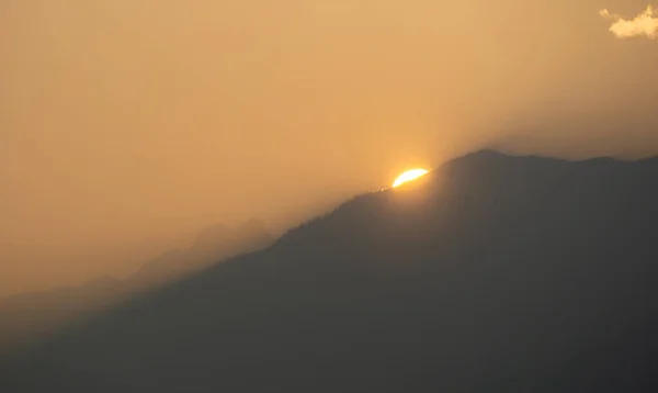 Die Sonne Geht Hinter Einem Berg Unter Und Erhellt Den — Stockfoto