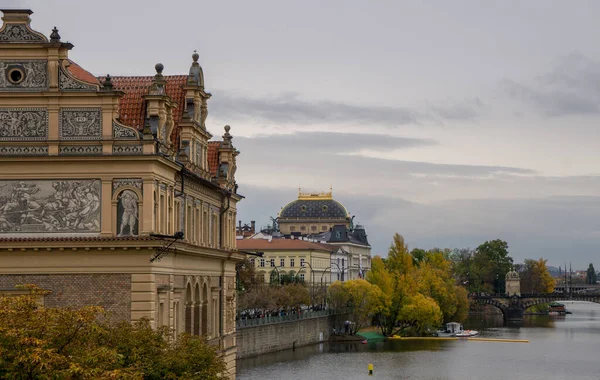 Prag Daki Vltava Nehri Boyunca Güzel Süslü Binalar — Stok fotoğraf