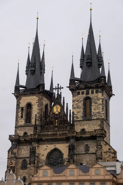 Ostre Iglice Kościoła Matki Bożej Przed Tynem — Zdjęcie stockowe