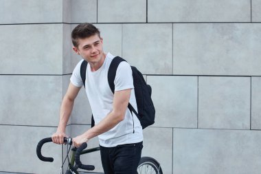 Genç hippi tarzı adam sokak spor tarzı resim yakışıklı adam siyah sırt yolculuk için hazır ile bisiklet ile poz