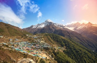 Namche çarşı ve mount Thamserku görünümünü sunshine ile-yol everest ana kampı, Khumbu Vadisi, Sagarmatha Milli Parkı, Solukhumbu, Nepal