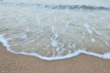 İyi plaj ve wawes arka plan olarak yaz güneşi altında