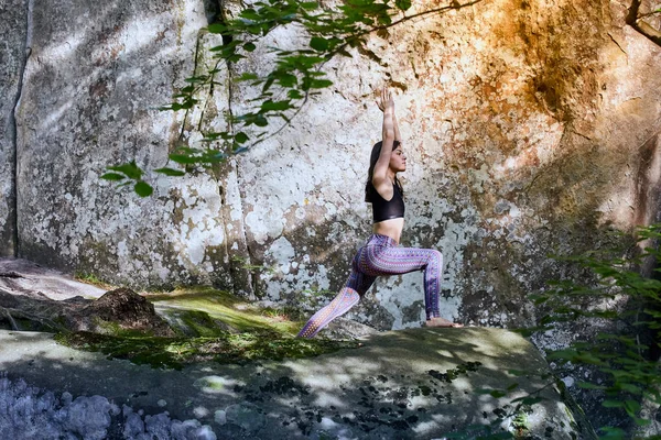 Giovane ragazza in montagna che fa esercizio di yoga all'aperto — Foto Stock