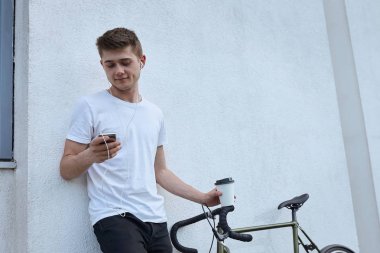 Şehirde bisiklet ile poz yakışıklı hipster adam.