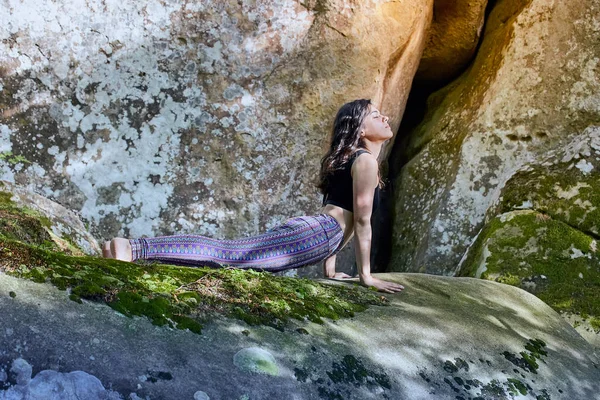 Молода дівчина в горах займається вправами йоги на відкритому повітрі . — стокове фото