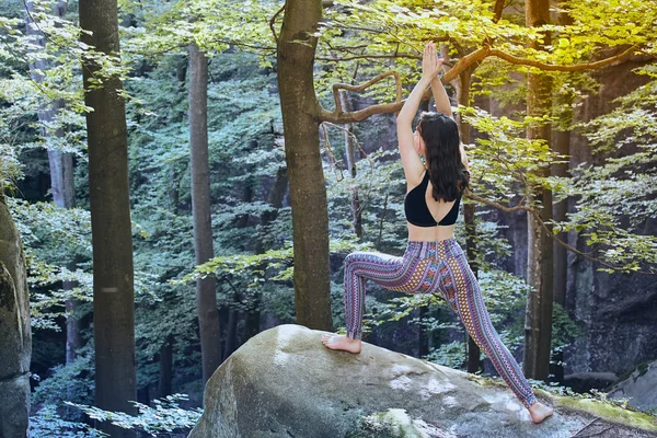 Giovane ragazza in montagna che fa esercizio di yoga all'aperto . — Foto Stock