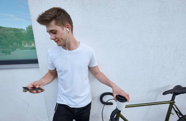 Şehirde bisiklet ile poz yakışıklı hipster adam.