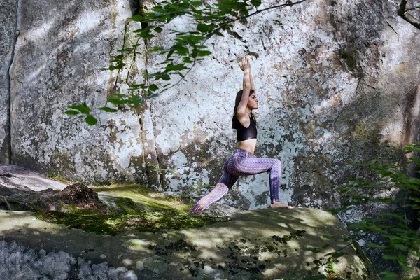 Giovane ragazza in montagna che fa esercizio di yoga all'aperto . — Foto Stock