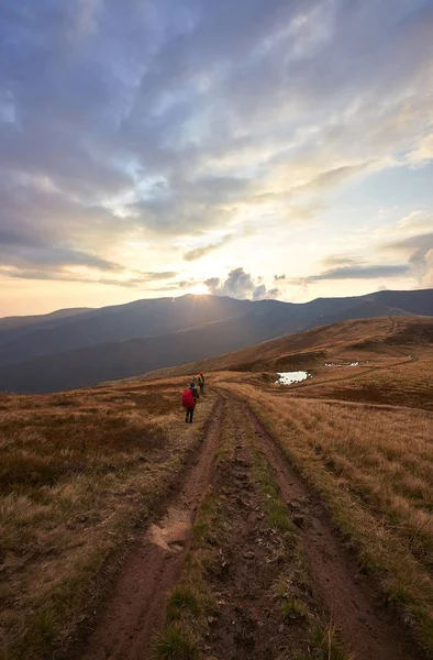 İki backpackers dağlarda iz düşmek