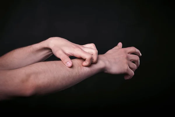 Twee mooie Mans handen in het donker — Stockfoto