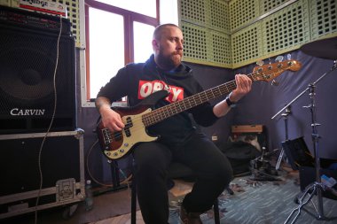 Müzik grubu Brutto bir kayıt stüdyosunda performans