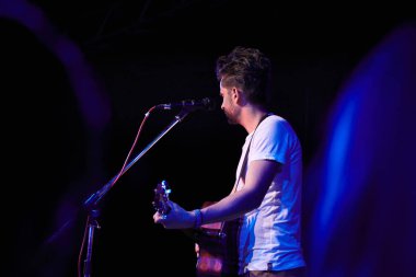 Freddy Marx Street kulüpte canlı performans sergiliyor