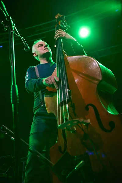 Red Snapper tocando en el club Lviv — Foto de Stock