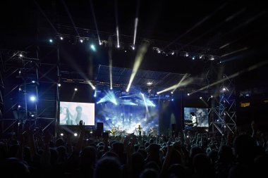 Okean Elzy, Lviv Arena'da canlı performans sergiliyor