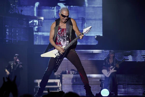 Banda de escorpiones tocando en vivo en el estadio —  Fotos de Stock