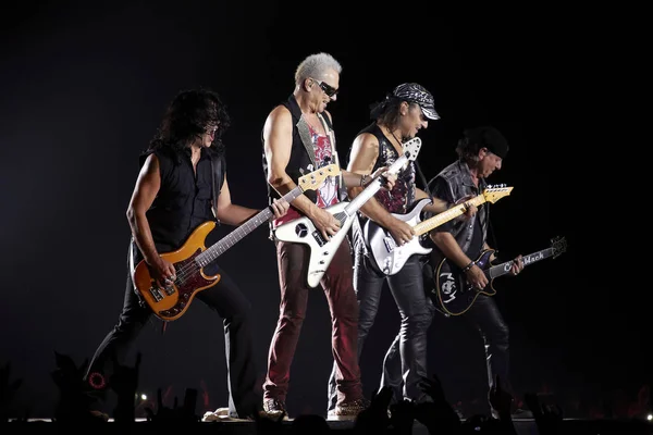 Группа Scorpions выступает на стадионе — стоковое фото