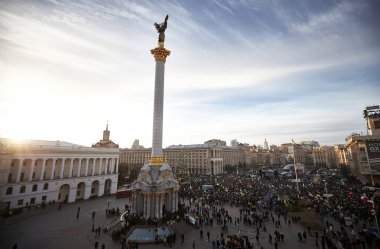 Ukrayna'da devrim sırasında Maidan Nezalezhnosti bir sürü insan