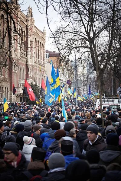 Під час революції в Україні на Майдані Незалежності прийшли багато людей — стокове фото