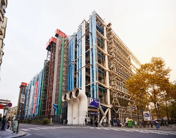 PARÍS, FRANCIA - 24 DE OCTUBRE DE 2017: Centro Georges Pompidou 1977 fue diseñado en el estilo de la arquitectura de alta tecnología. Alberga biblioteca, Museo Nacional de Arte Moderno e IRCAM . — Foto de Stock