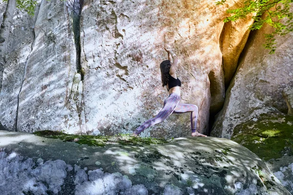 Chica joven en las montañas haciendo ejercicio de yoga al aire libre . —  Fotos de Stock