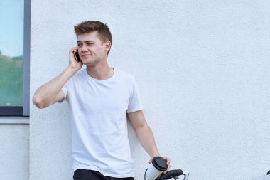 Şehirde bisiklet ile poz yakışıklı hipster adam.