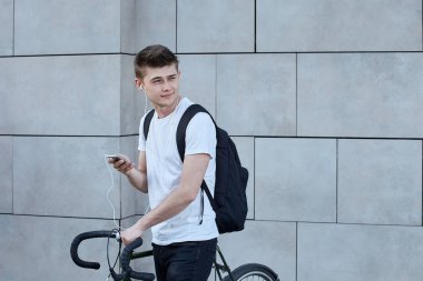 Şehirde bisiklet ile poz yakışıklı hipster adam.