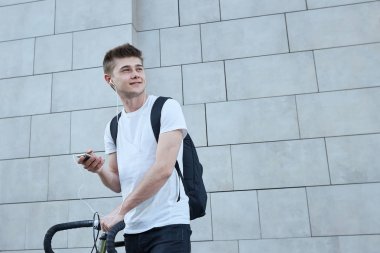 Şehirde bisiklet ile poz yakışıklı hipster adam.