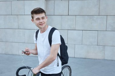 Şehirde bisiklet ile poz yakışıklı hipster adam.