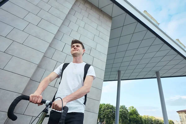 Şehirde bisiklet ile poz yakışıklı hipster adam.