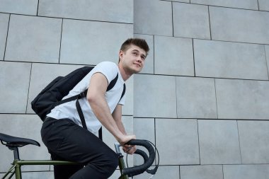 Şehirde bisiklet ile poz yakışıklı hipster adam.